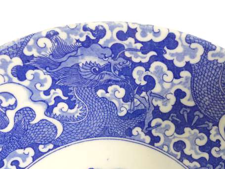 CHINE - Plat en porcelaine à décor de phénix au 
