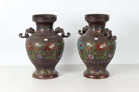 CHINE - Paire de vases en bronze cloisonné et 