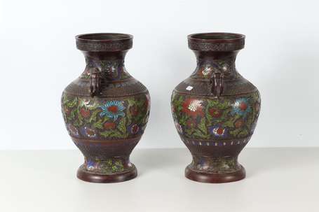 CHINE - Paire de vases en bronze cloisonné et 