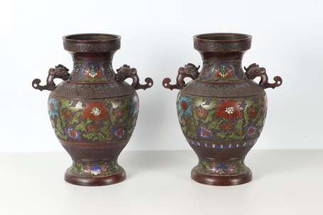 CHINE - Paire de vases en bronze cloisonné et 
