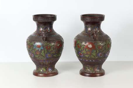 CHINE - Paire de vases en bronze cloisonné et 