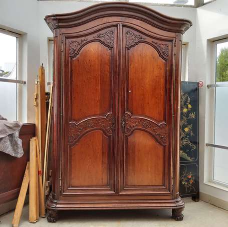 Armoire en acajou et acajou moucheté, elle ouvre à