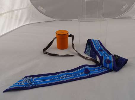 HERMES, Twilly en twill de soie imprimé de 