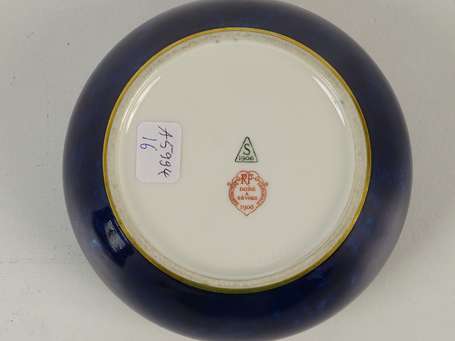 SEVRES, bonbonnière en porcelaine à fond bleu 