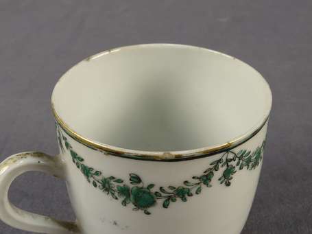 Paire de tasses en porcelaine décor de guirlandes 