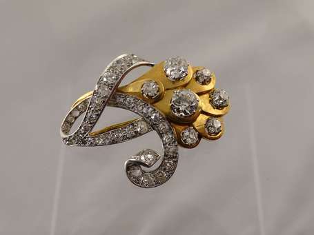 Broche florale en or jaune (750) et platine (950),