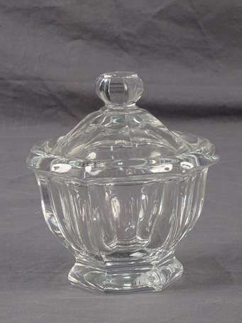 BACCARAT Sucrier couvert en cristal moulé de pans 