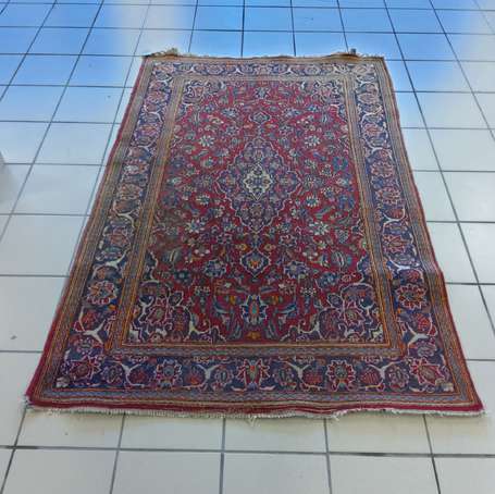 Tapis laine et coton, le champ rouge à cartouches 