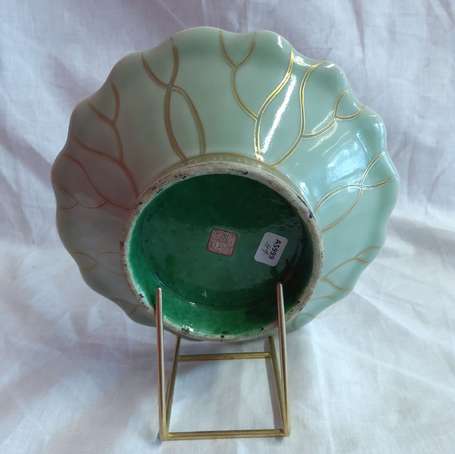 CHINE Coupe en porcelaine céladon émaillée vert, 