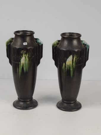 Paire de vases fuselés sur piédouche en céramique 