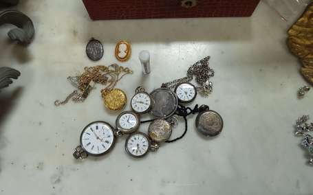 Six montres pendentif et une montre gousset 