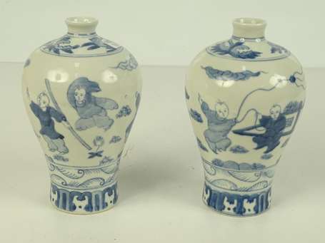 Paire de vases Meiping en porcelaine bleu blanc, 