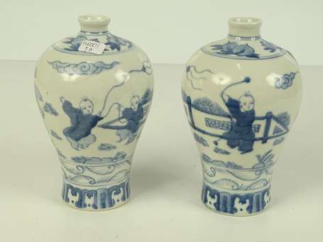 Paire de vases Meiping en porcelaine bleu blanc, 