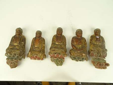 Ensemble de cinq Bouddhas en demi-relief en terre 