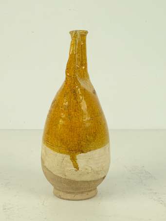 CHINE Vase bouteille en terre cuite partiellement 