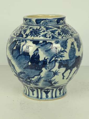 CHINE Vase en porcelaine bleu blanc à panse 