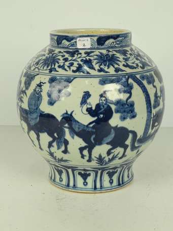 CHINE Vase en porcelaine bleu blanc à panse 