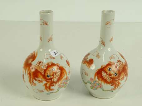 CHINE Paire de petits Vases bouteille en 