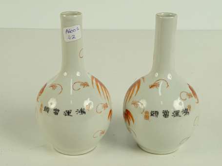 CHINE Paire de petits Vases bouteille en 