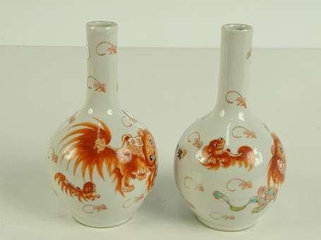 CHINE Paire de petits Vases bouteille en 