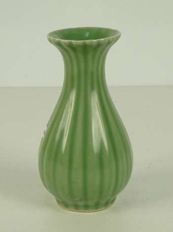 CHINE Vase balustre en porcelaine céladon moulé de