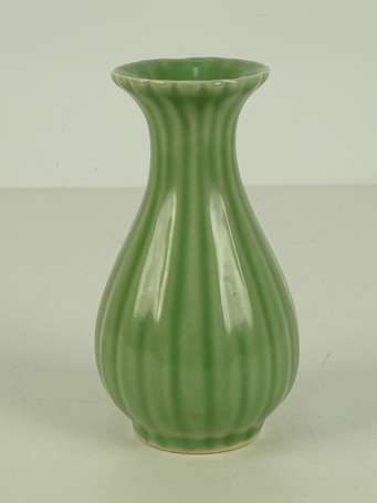 CHINE Vase balustre en porcelaine céladon moulé de