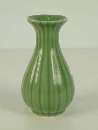 CHINE Vase balustre en porcelaine céladon moulé de