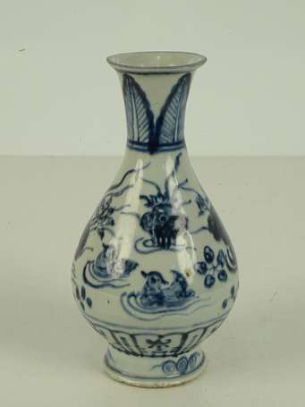 CHINE Vase balustre en porcelaine, décor floral 