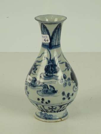 CHINE Vase balustre en porcelaine, décor floral 