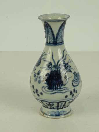 CHINE Vase balustre en porcelaine, décor floral 