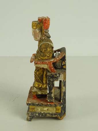CHINE Empereur Sujet en bois sculpté polychrome et