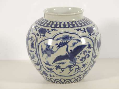 CHINE - Vase boule en porcelaine bleu blanc, la 