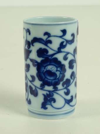 CHINE Petit vase rouleau en porcelaine bleu blanc 