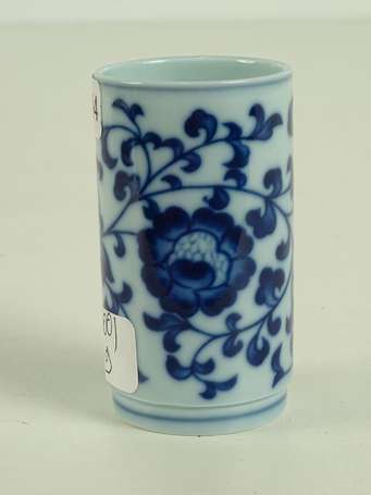 CHINE Petit vase rouleau en porcelaine bleu blanc 