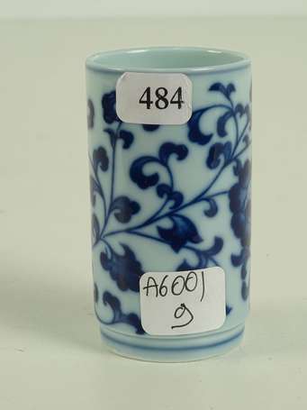 CHINE Petit vase rouleau en porcelaine bleu blanc 