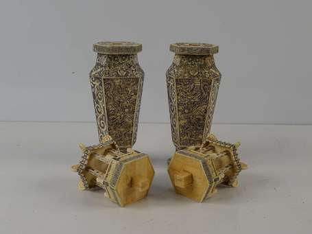 CHINE Paire de Vases balustre à pans appliqués de 