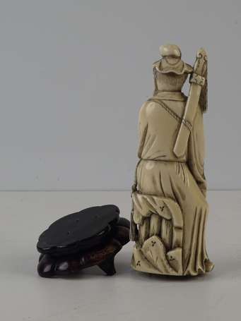CHINE Sage assis un sabre au dos Sujet en ivoire 