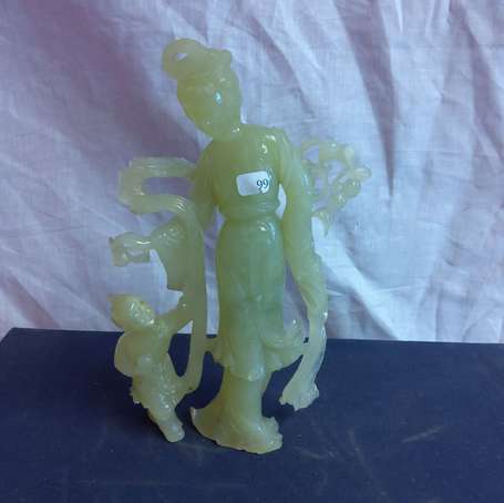 CHINE Statuette en jade céladon figurant Guanyin 