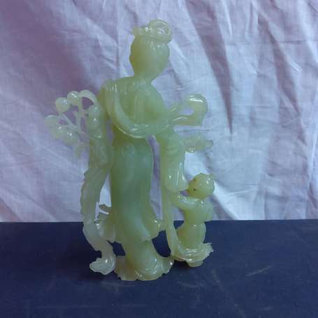 CHINE Statuette en jade céladon figurant Guanyin 