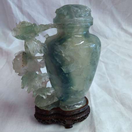 CHINE Vase couvert ceint de fleurs en cristal de 