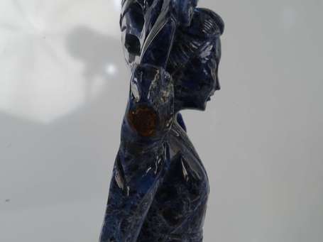 CHINE Statuette en pierre dure bleue mouchetée 