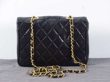 CHANEL, petit sac en agneau matelassé noir, 