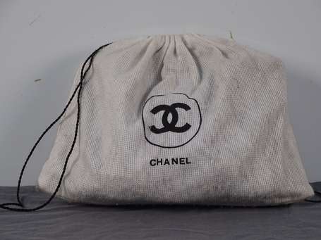 CHANEL, petit sac en agneau matelassé noir, 