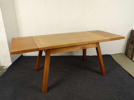 Table à l'italienne en chêne, les pieds cubes 