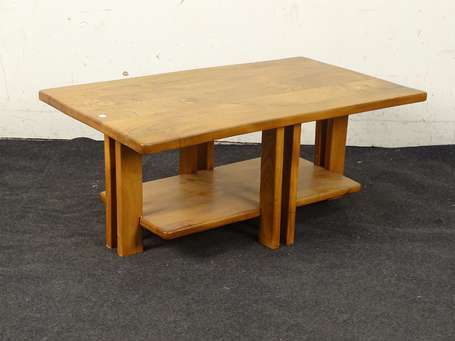 Table basse en chêne clair, le plateau repose par 