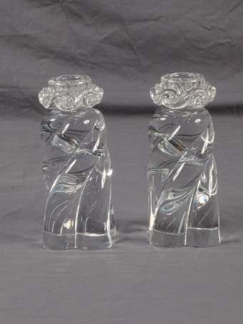 BACCARAT Paire de bougeoirs en cristal le col 