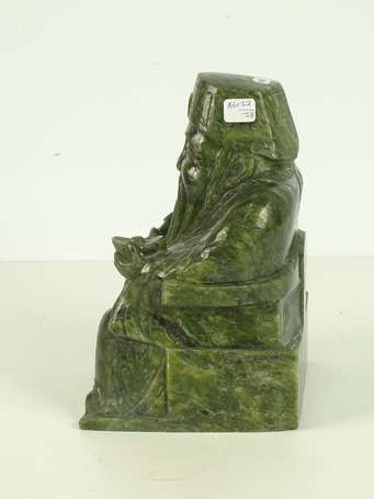 Statuette en pierre dure verte figurant un sage 