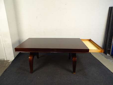 Table de salle à manger en bois vernis, le plateau
