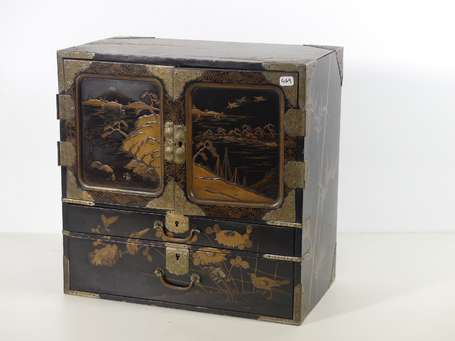 JAPON - Cabinet de voyage Kodansu en bois laqué or