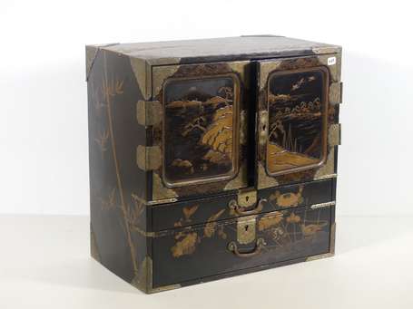JAPON - Cabinet de voyage Kodansu en bois laqué or